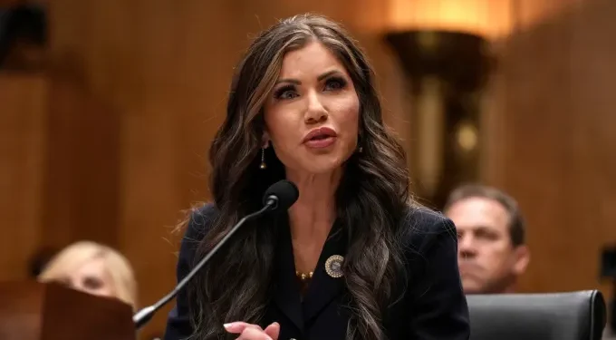 Senado de EEUU confirma a Kristi Noem como secretaria de Seguridad Nacional