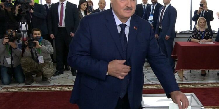Presidente de Bielorrusia asegura que le da igual que Occidente no reconozca las  presidenciales