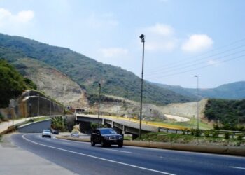 Anuncian «cierre parcial» de la autopista Caracas-La Guaira desde el 27-E