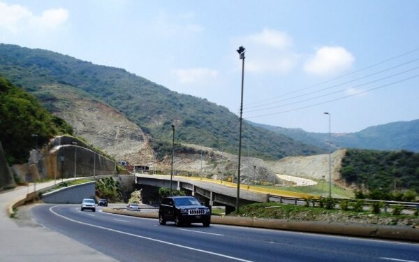 Anuncian «cierre parcial» de la autopista Caracas-La Guaira desde el 27-E
