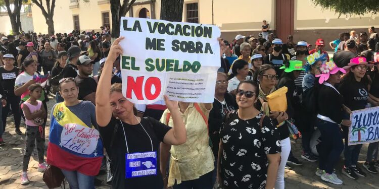 Un docente venezolano necesita 34 veces su sueldo para alimentar a una familia