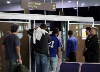 Brasil denuncia que migrantes deportados de EEUU llegan esposados y encadenados