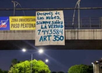 Estudiantes colocan  pancarta en la LUZ en rechazo al fraude electoral de Maduro: «después de las nubes, siempre saldrá la verdad, 7.443.584 votos»