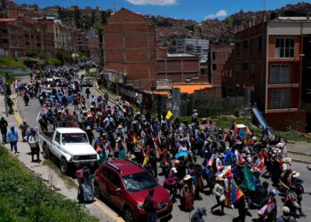 Seguidores de Evo Morales cavaron pozos para impedir que aviones aterricen para detenerlo