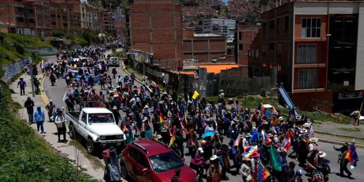 Seguidores de Evo Morales cavaron pozos para impedir que aviones aterricen para detenerlo