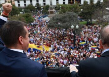 Edmundo González fue recibido por miles de  venezolanos en Ecuador