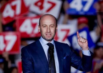 Asesor de Trump espera que Maduro acepte vuelos de deportados