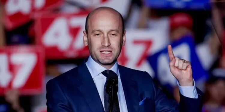 Asesor de Trump espera que Maduro acepte vuelos de deportados