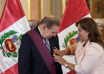 Presidenta de Perú condecoró a Edmundo González con la Orden del Sol