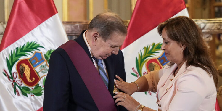 Presidenta de Perú condecoró a Edmundo González con la Orden del Sol