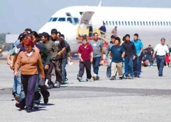Honduras recibe primeros 126 migrantes deportados de EEUU