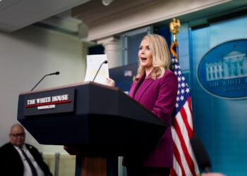 Casa Blanca: «viaje de enviado a Caracas tiene la misión de asegurar vuelos de deportación y garantizar que estadounidenses regresen a casa »