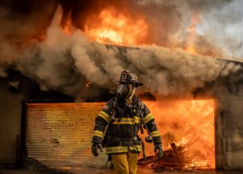 Ascienden a 10 los muertos en los devastadores incendios de Los Ángeles