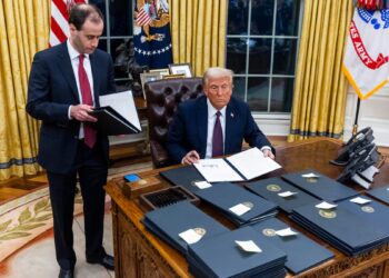 Juez federal bloquea la orden de Trump de acabar con la ciudadanía por nacimiento