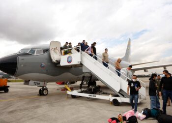 Colombia recibe 200 migrantes deportados luego de acuerdo con Trump
