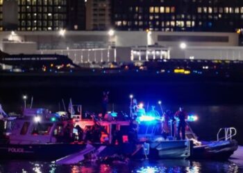 Autoridades encuentran el helicóptero y el avión comercial de accidente en Washington y confirman que no hay sobrevivientes