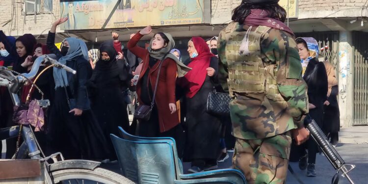 Fiscal de CPI pide órdenes de captura contra líderes talibanes por persecución de género en Afganistán