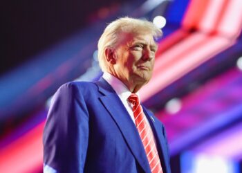Trump calificó de incompetentes a las autoridades de California por respuesta a incendios