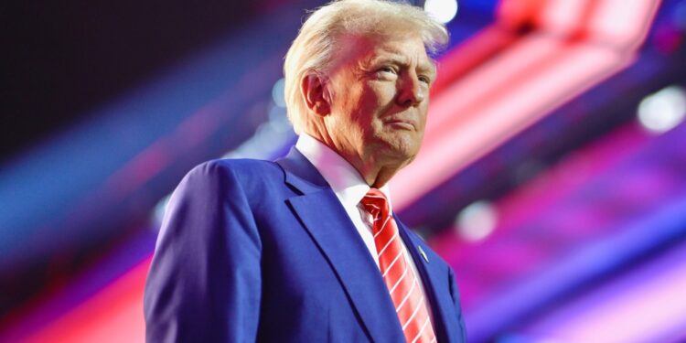 Trump calificó de incompetentes a las autoridades de California por respuesta a incendios