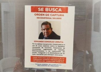 Despliegan afiche de la recompensa de Edmundo González en alcabalas, puestos fronterizos y aeropuertos de Venezuela (Fotos)