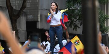 Argentina condena y ve con preocupación el «ataque criminal» contra María Corina Machado en la protesta opositora
