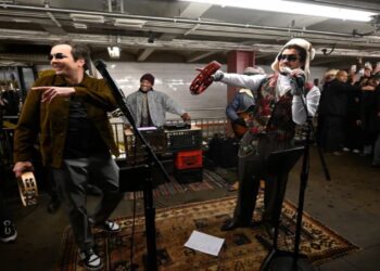Bad Bunny y Jimmy Fallon ofrecieron concierto sorpresa en el metro de Nueva York y cantan “Nuevayol»