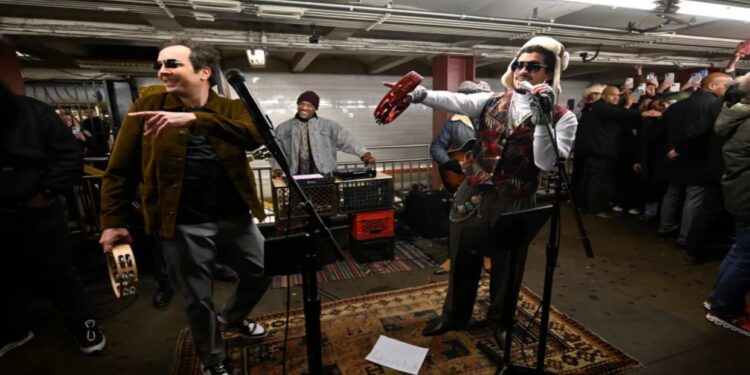 Bad Bunny y Jimmy Fallon ofrecieron concierto sorpresa en el metro de Nueva York y cantan “Nuevayol»