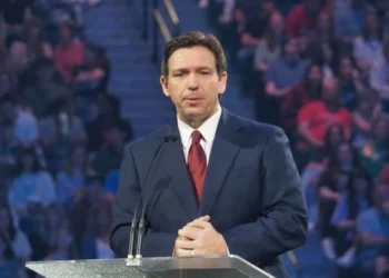 Ron DeSantis convocó a sesión legislativa en Florida para implementar las políticas migratorias de Trump