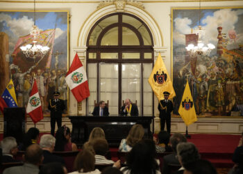 Congreso de Perú condecoró a Edmundo González por su lucha democrática