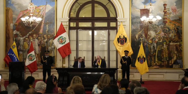 Congreso de Perú condecoró a Edmundo González por su lucha democrática