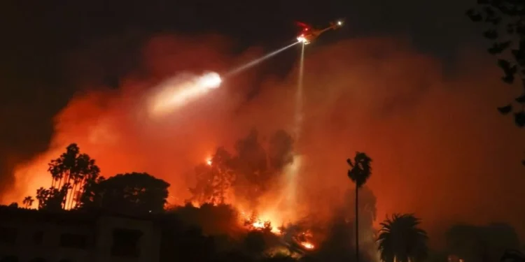 Paris Hilton, Billy Crystal y Jamie Lee Curtis so algunos de los famosos que perdieron lujosas casas por incendios en Los Ángeles