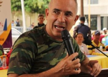 Freddy Bernal responde a Álvaro Uribe Vélez y lo califica de «narco paramilitar colombiano»