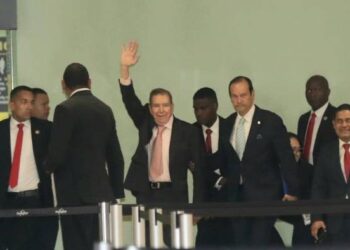 Edmundo González Urrutia llegó a Panamá para reunirse con ex presidentes iberoamericanos