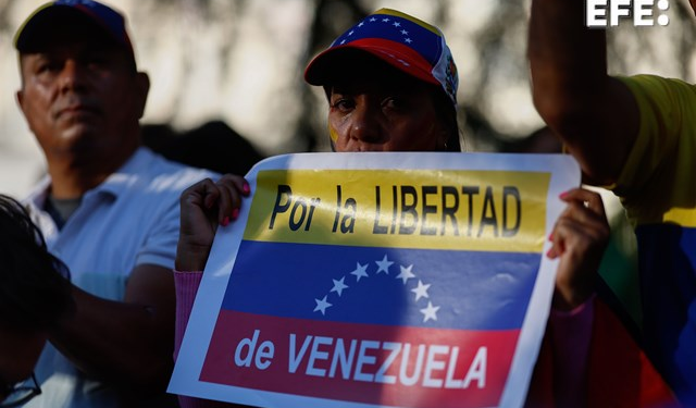 El PP español se concentra con venezolanos frente Eurocámara en apoyo de Edmundo González