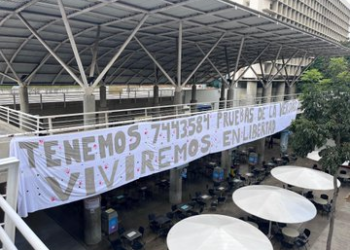 María Corina Machado destacó pancarta desplegada por estudiantes en la UCAB: «Viviremos en libertad, muchachos»