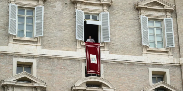 El papa anima a Trump a construir un país «sin odio o discriminación» y a promover la paz