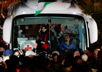 Israel liberó a los primeros 90 prisioneros palestinos en medio del acuerdo con los terroristas de Hamas