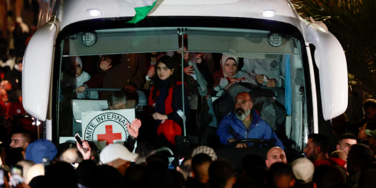 Israel liberó a los primeros 90 prisioneros palestinos en medio del acuerdo con los terroristas de Hamas