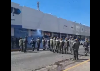 Funcionarios de la GNB comenzaron a reprimir con gas lacrimógeno las manifestaciones convocadas por María Corina Machado en Carabobo