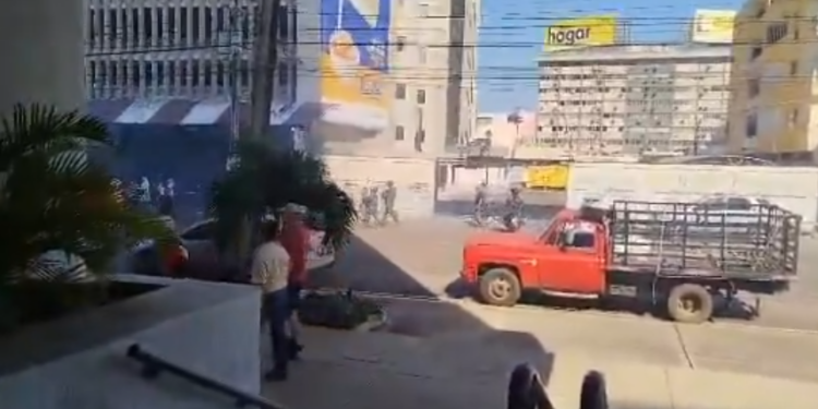 Régimen de Maduro reprime y detiene a manifestantes en la Plaza La República de Maracaibo