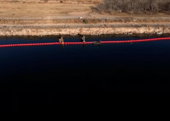 Así son las barreras que instala Texas en el río Grande para bloquear los cruces ilegales desde México