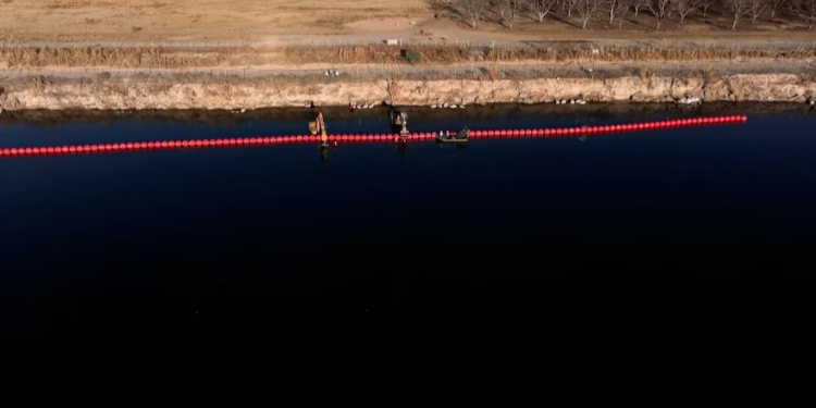 Así son las barreras que instala Texas en el río Grande para bloquear los cruces ilegales desde México