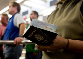 Estados Unidos dejará de emitir pasaportes con la ‘X’ para las personas trans o no binarias