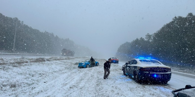 Al menos 10 muertos deja tormenta invernal que azota el sur de EEUU