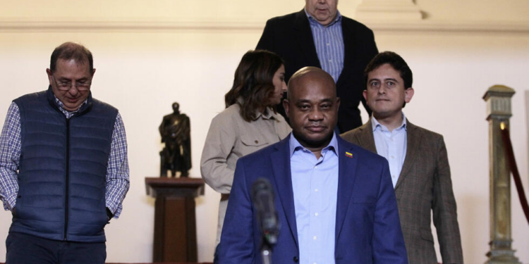 EEUU suspende sanciones contra Colombia, que acepta su política de deportaciones