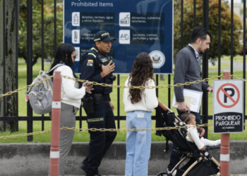 Colombianos y venezolanos van a la embajada de EEUU en busca de respuestas sobre visados: «Seguimos esperando que nos digan qué pasa»