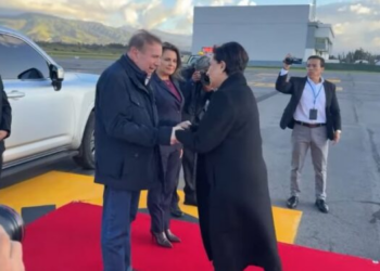 Edmundo González Urrutia llega a Ecuador y fue recibido con honores de Jefe de Estado