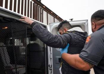 Colombiano deportado dice que en EEUU no respetaron sus derechos y recibió trato inhumano