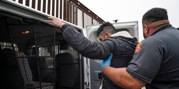 Colombiano deportado dice que en EEUU no respetaron sus derechos y recibió trato inhumano