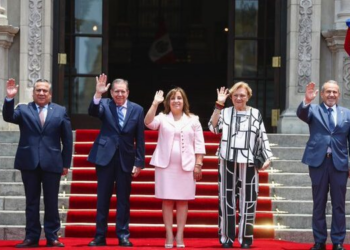 Presidenta de Perú recibe a Edmundo González Urrutia con honores en el Palacio de Gobierno de Lima